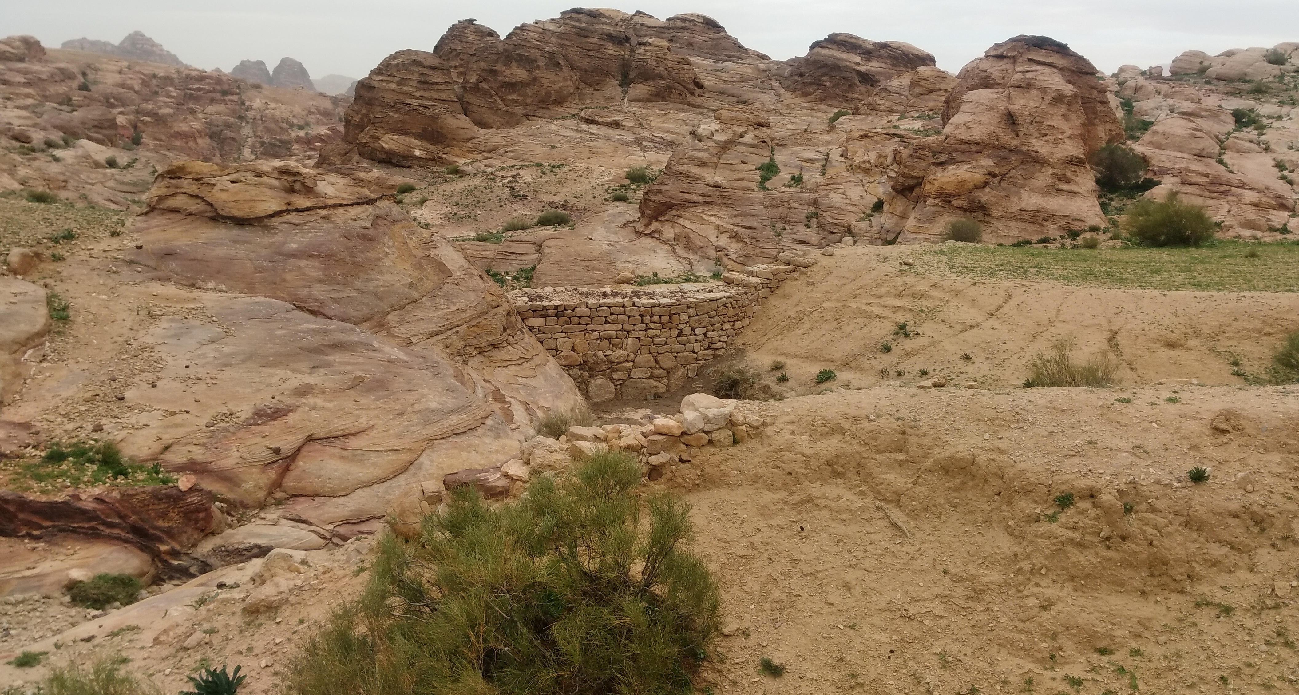 Wiederhergestellte historische Dämme im Wadi Musa in Petra, Jordanien