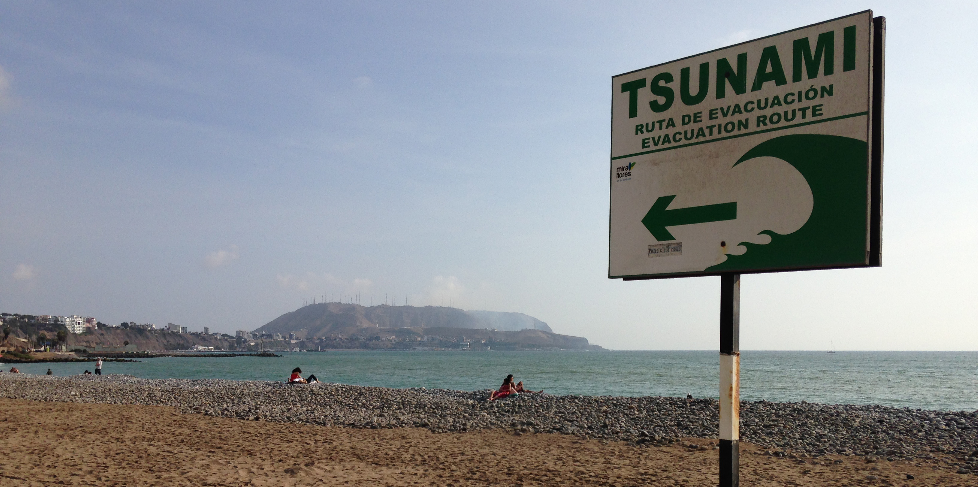 Tsunami-Warnschild an der peruanischen Küste vor der Hauptstadt Lima. © DLR, Dr. Elisabeth Schöpfer