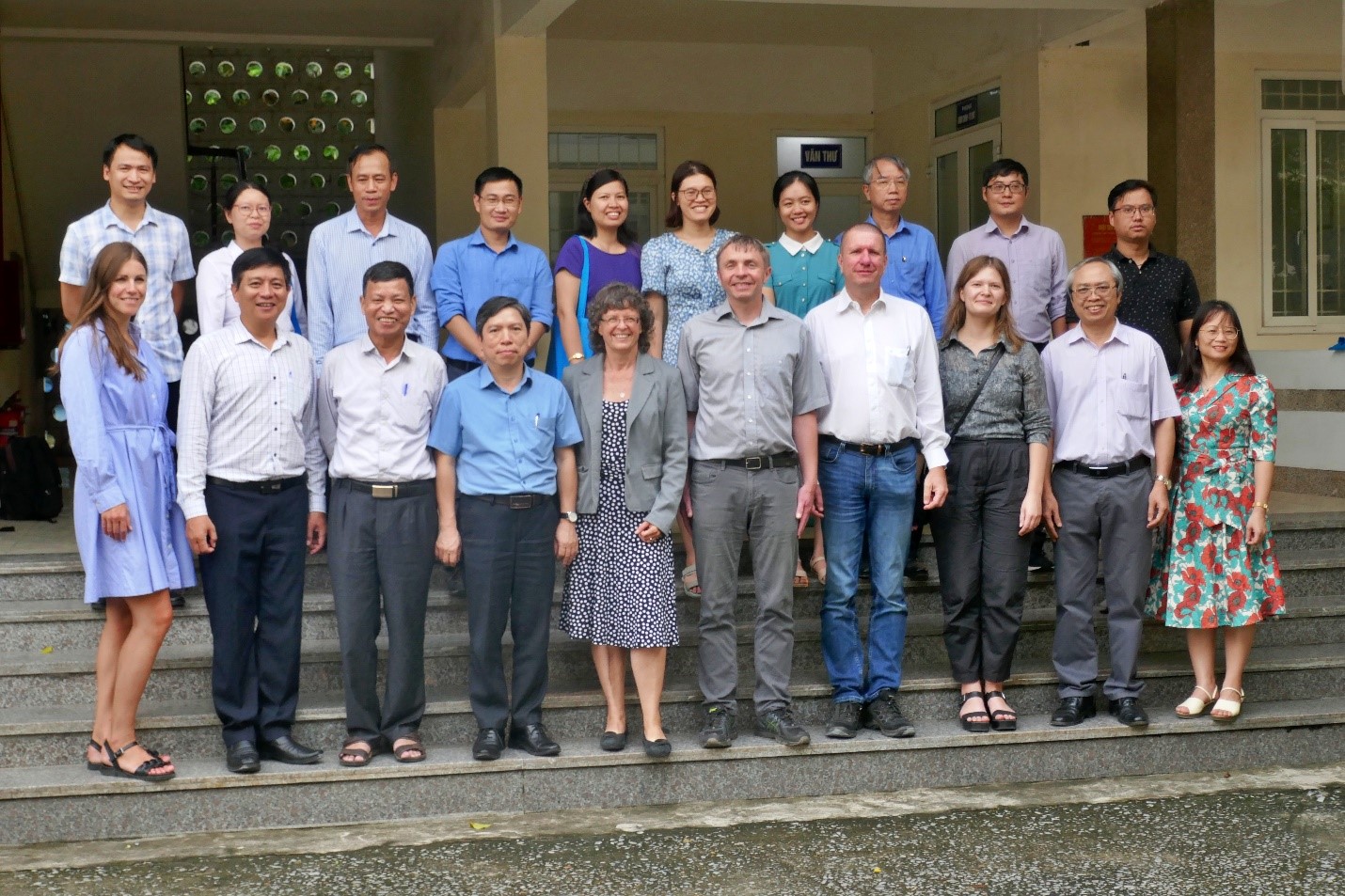 Bild 4: Gruppenbild des RENO-TITAN-Auftakttreffens am Institute of Nuclear Science and Technology (INST) in Hanoi.  |  Bild: Conrad Dorer