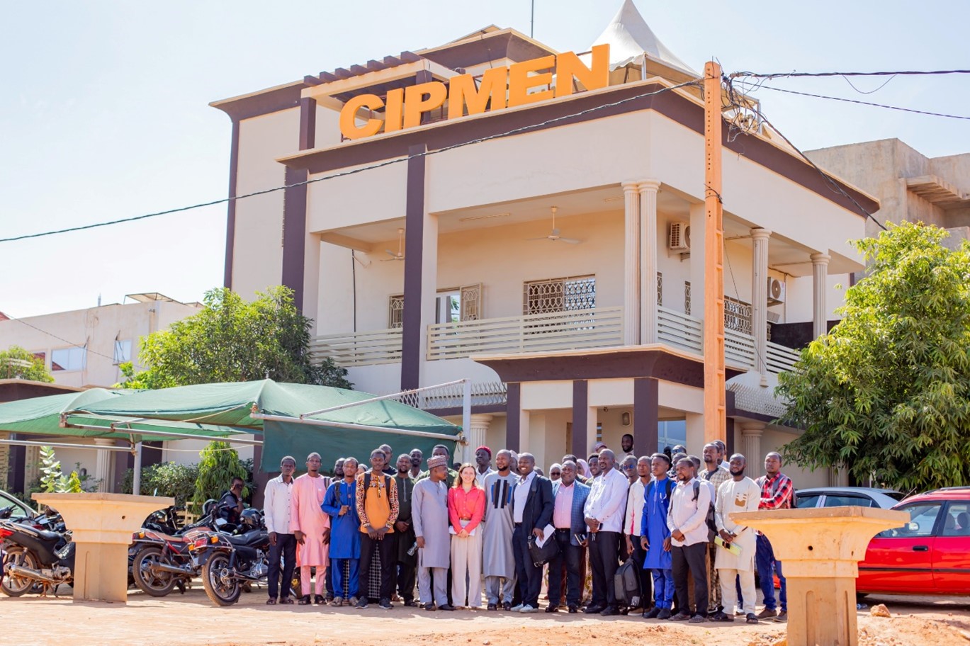 Bild 6: Hackathon-Teilnehmende und Gastgeber vor dem Hauptsitz des CIPMEN in Niamey, Niger