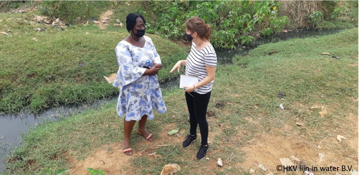 Gespräch zwischen Dorien Lugt und einer Bürgerin der Adenta Gemeinde