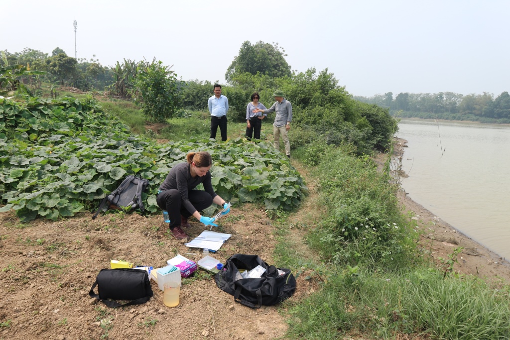 Water sampling at the Bac Ninh site on the Cau River, 2019 © HTW Dresden