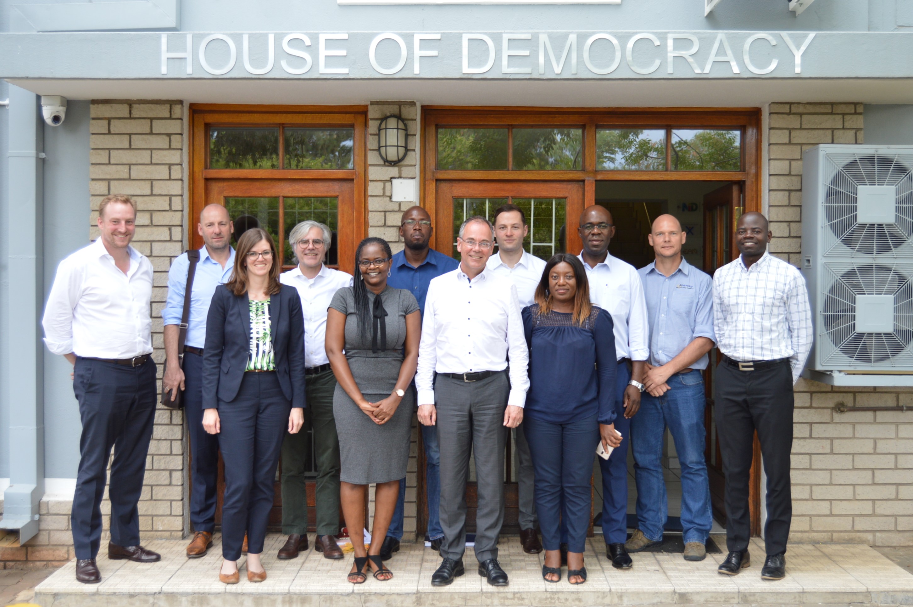 Das PROCEED-Projektteam bei der Vorbereitung des Verbundvorhabens im „House of Democracy“ der Hanns-Seidel-Stiftung in Windhuk, im März 2019. © Dr. Clemens von Doderer, HSS Namibia.