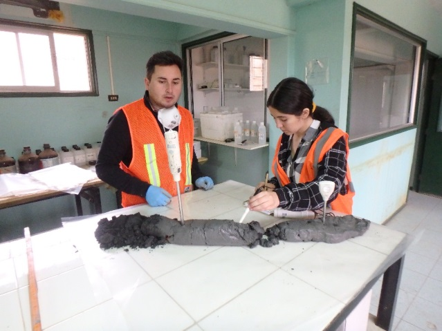 First examination of drilled core material of an old tailing body in the field laboratory in cooperation with the Chilean project partners © Freiberg University of Mining and Technology