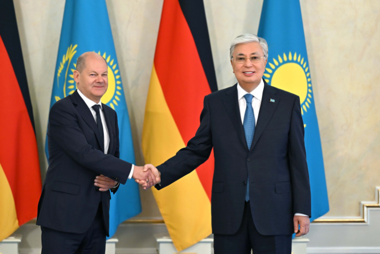 Olaf Scholz (l) und Kassym-Jomart Tokayev (r) shake hands