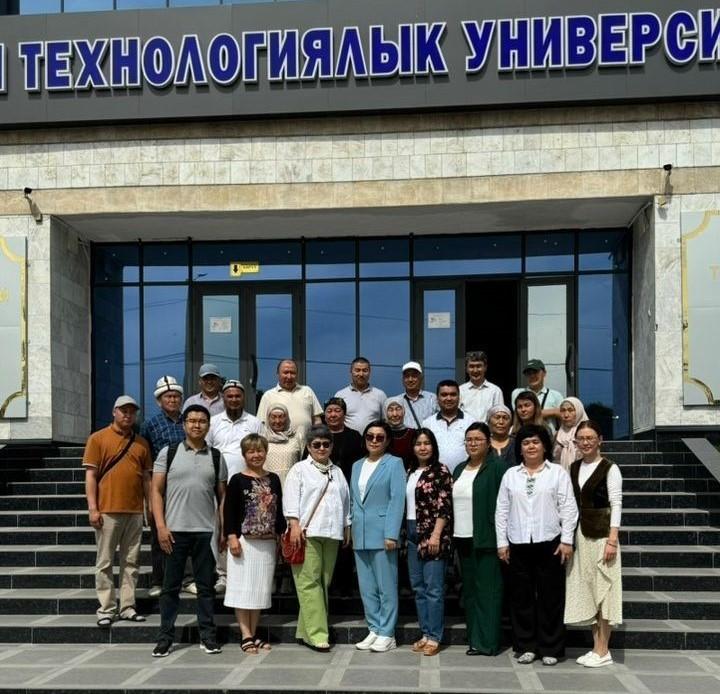 Photo1: Participants and trainers at Osh Technological University (© Jamila Smanalieva)