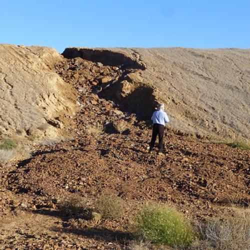 Eine Erosionsrinne auf einer Uranbergbauhalde in Südkasachstan