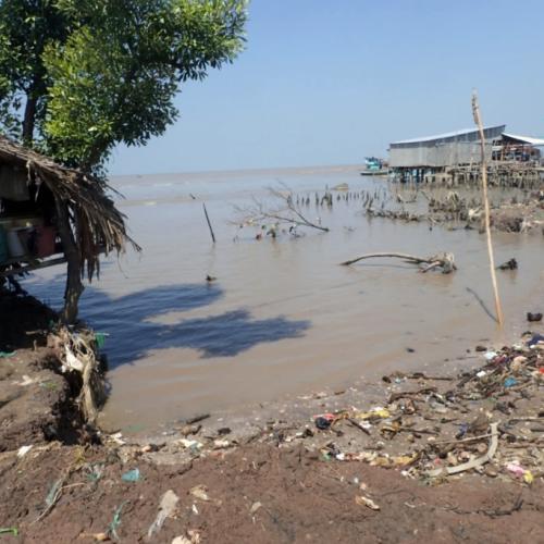Durch Küstenerosion gefährdete Bebauungen an der Südwestküste des Mekong-Deltas, Vietnam.