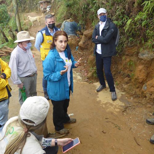 Gemeinsame Ortsbegehung mit Vertretern der Behörden von Medellín. 