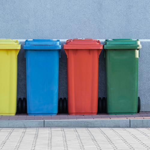 Vier Mülltonnen nebeneinander
