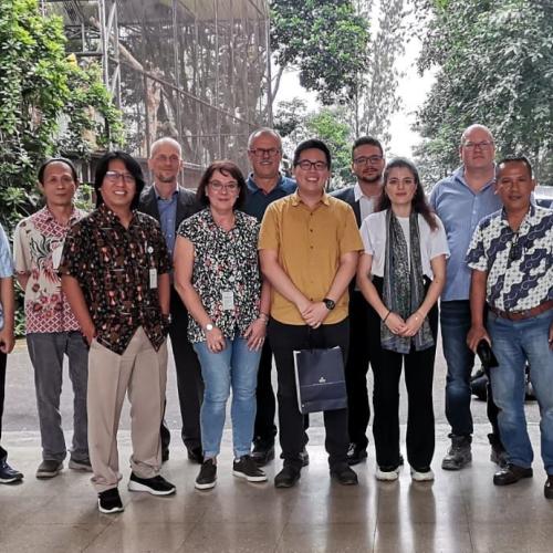 Vertreter des Projektkonsortium STTT Bandung, ifeu, Hochschule Niederrhein, IZES, SUNFarming bei PT Harapan Kurnia in Bandung. 