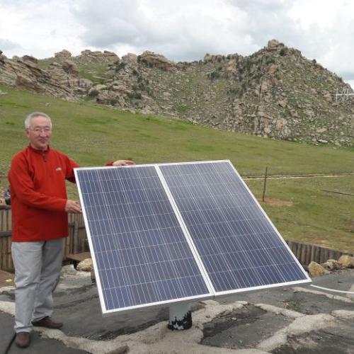 Mann mit Solarpanel in der Mongolei