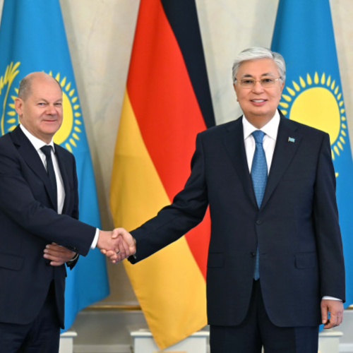 Olaf Scholz (l) und Kassym-Jomart Tokayev (r) shake hands